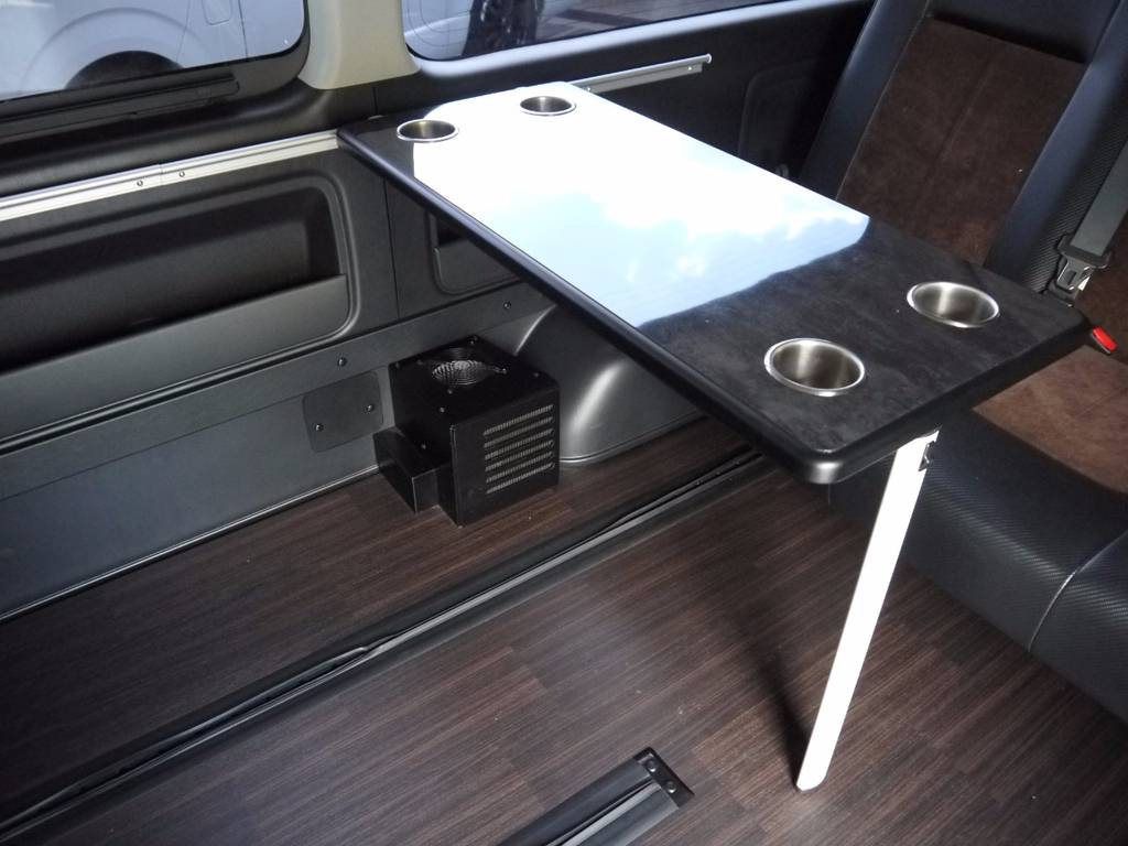 着脱式テーブルも完備！シートアレンジに応じてテーブルの取付位置も変更可能です。