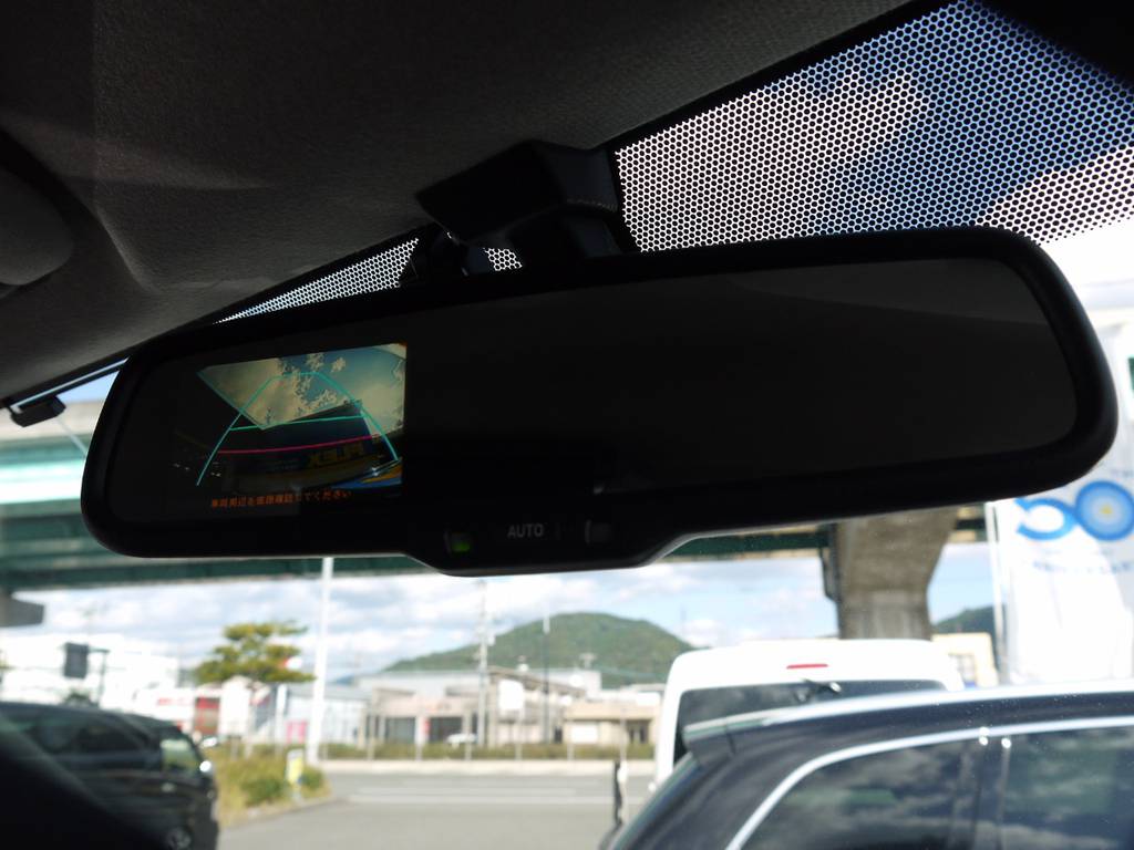 新車時メーカーオプションのバックカメラ内臓防眩ミラーも完備しております。