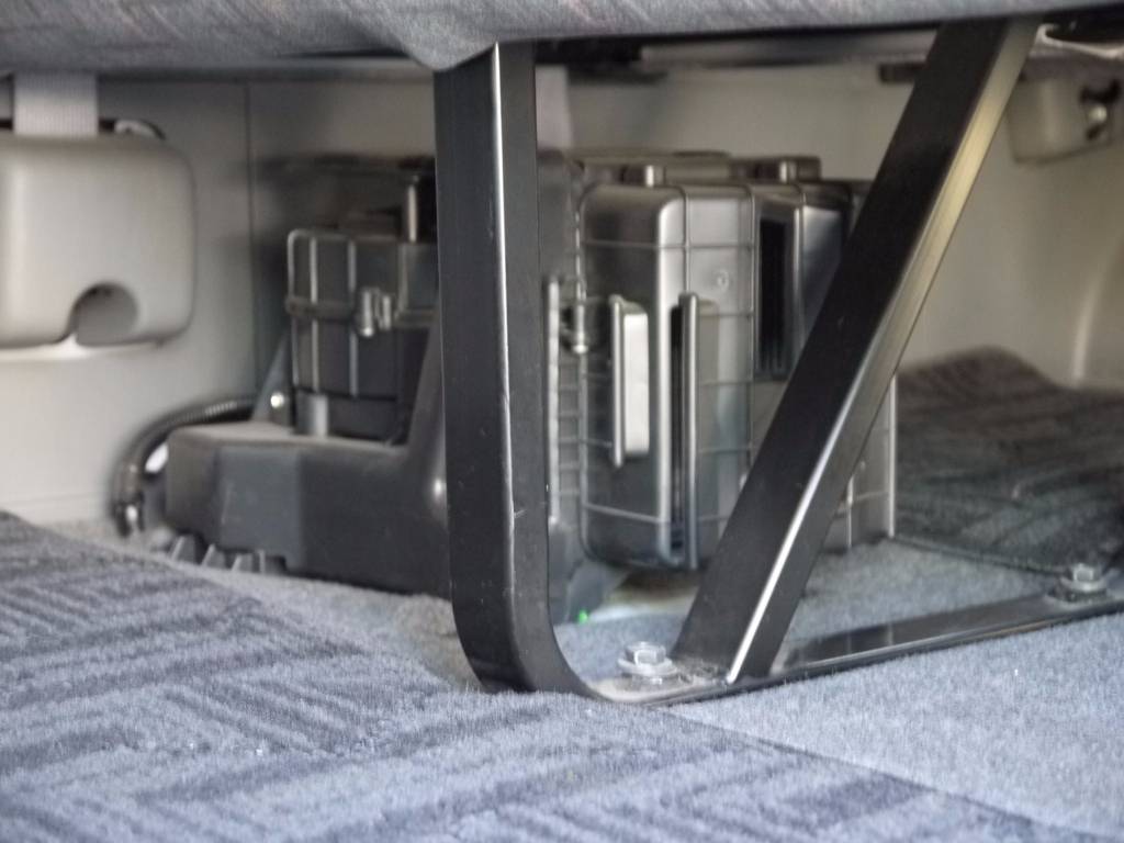 ３列目運転席側シート下にリアヒーターを完備しております。