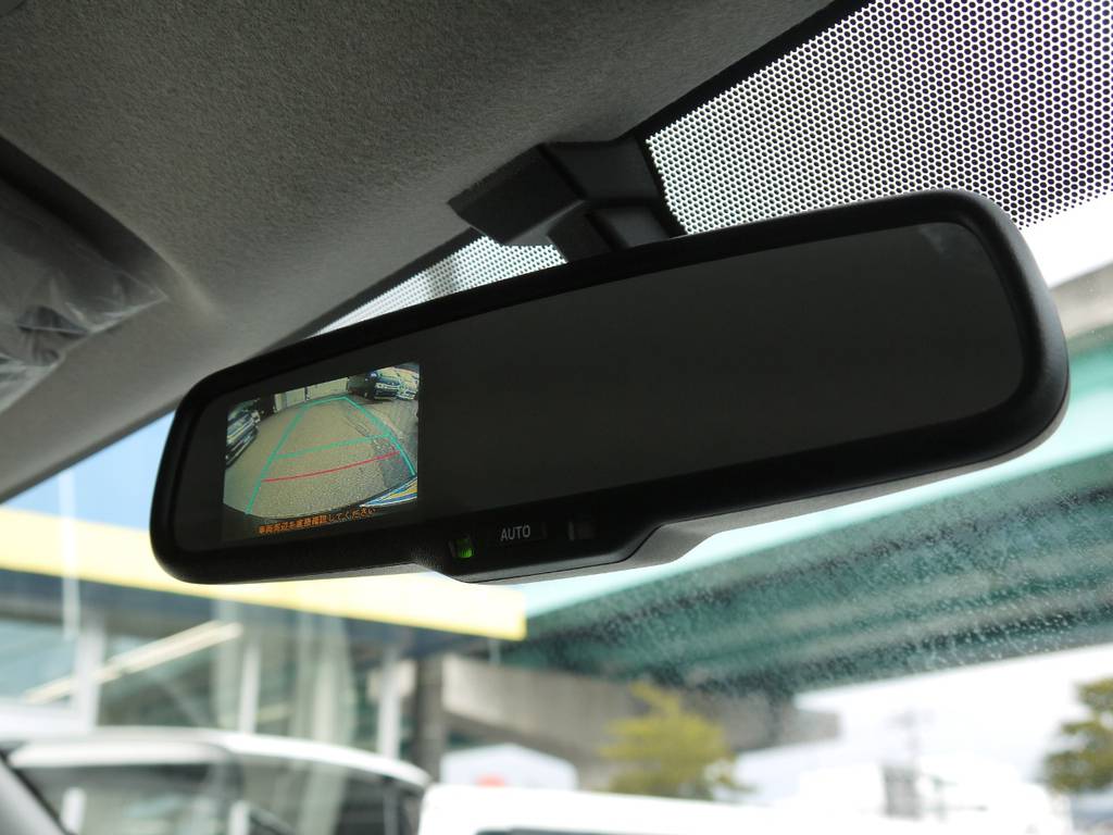 メーカーオプションのバックカメラ内臓自動防眩ミラーも完備しております。