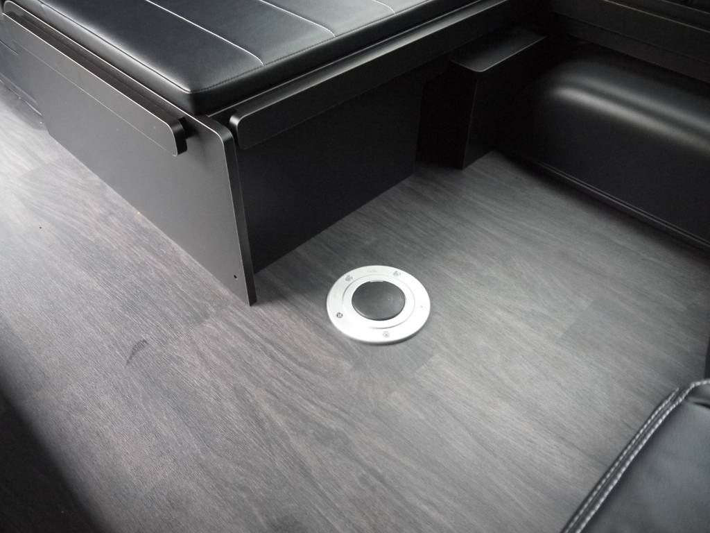 全面フローリング施工済み！重歩行用ポンリューム仕上げですので強度もバッチリ！汚れにも強くお手入れも楽々。高級感のある見た目もＧＯＯＤ♪