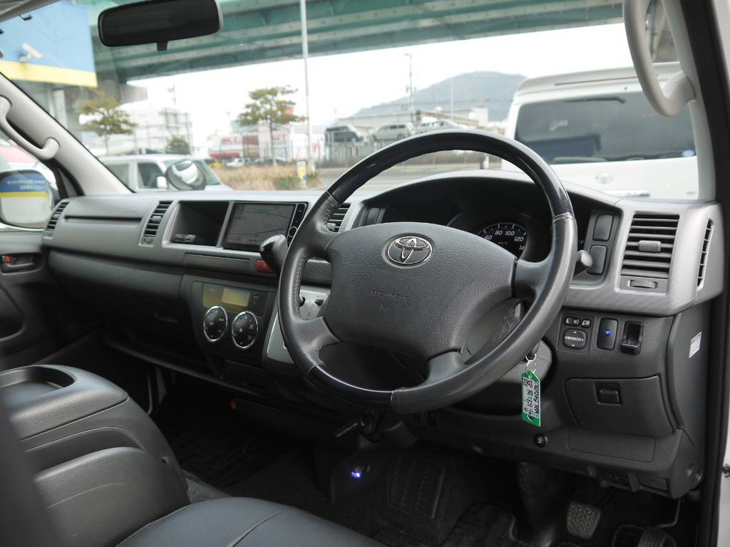 特別仕様車専用装備のカーボン調コンビハンドル＆シフトノブ！高級感のあるインパネ周りを演出。