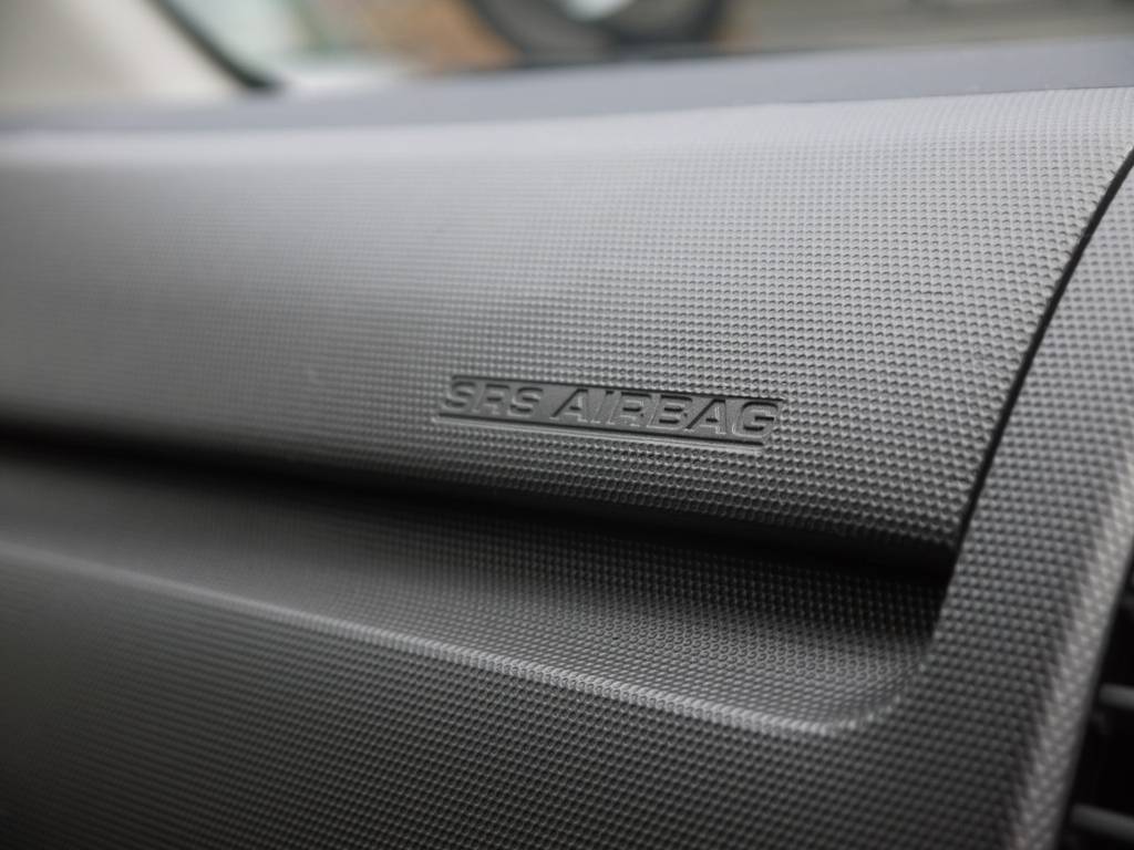 新車時メーカーオプションのＳＲＳエアバッグも完備しております。