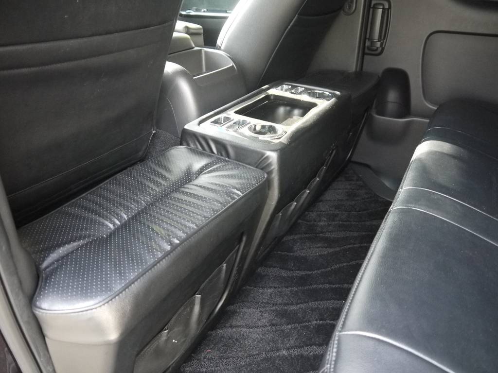 セカンドデッキカウンター！セカンドシート乗車時にはオットマンとしてもご利用いただけます。