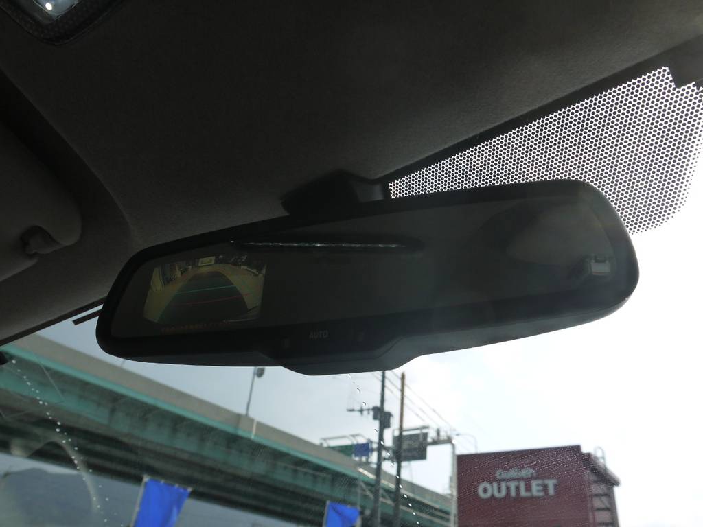 新車メーカーオプションのバックカメラ内臓自動防眩ミラーも完備しております。