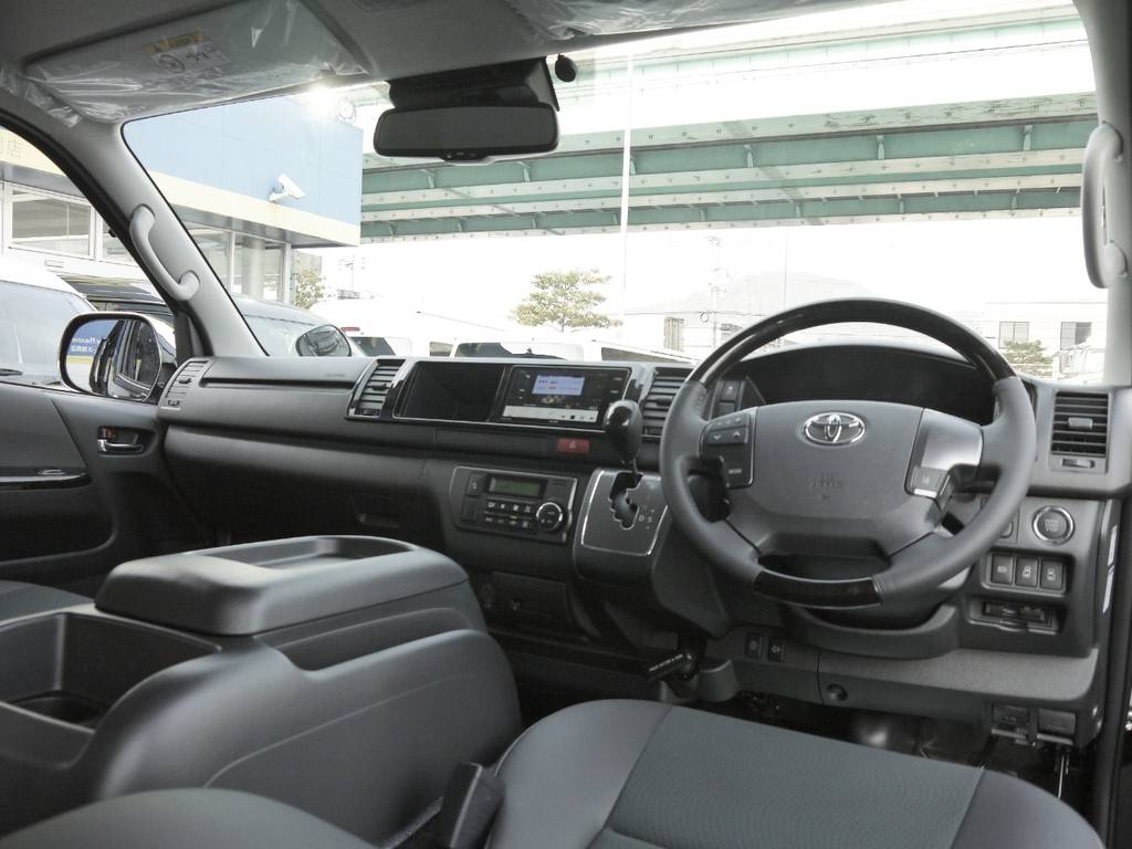 特別仕様車専用装備のマホガニー調コンビハンドル＆シフトノブ＆パネル！高級感のあるインパネ周りを演出。