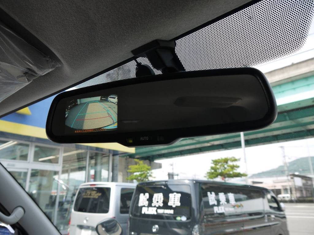 メーカーオプションのバックカメラ内臓自動防眩ミラーも完備しております。