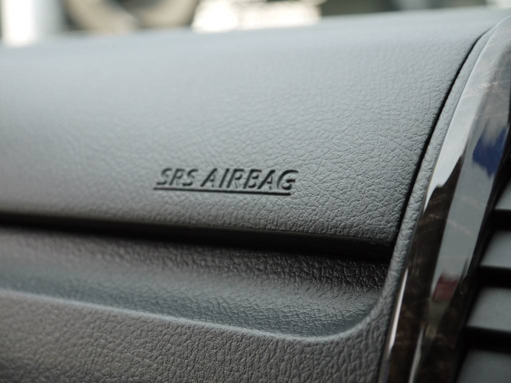 メーカーオプションのＳＲＳエアバッグも完備しております。