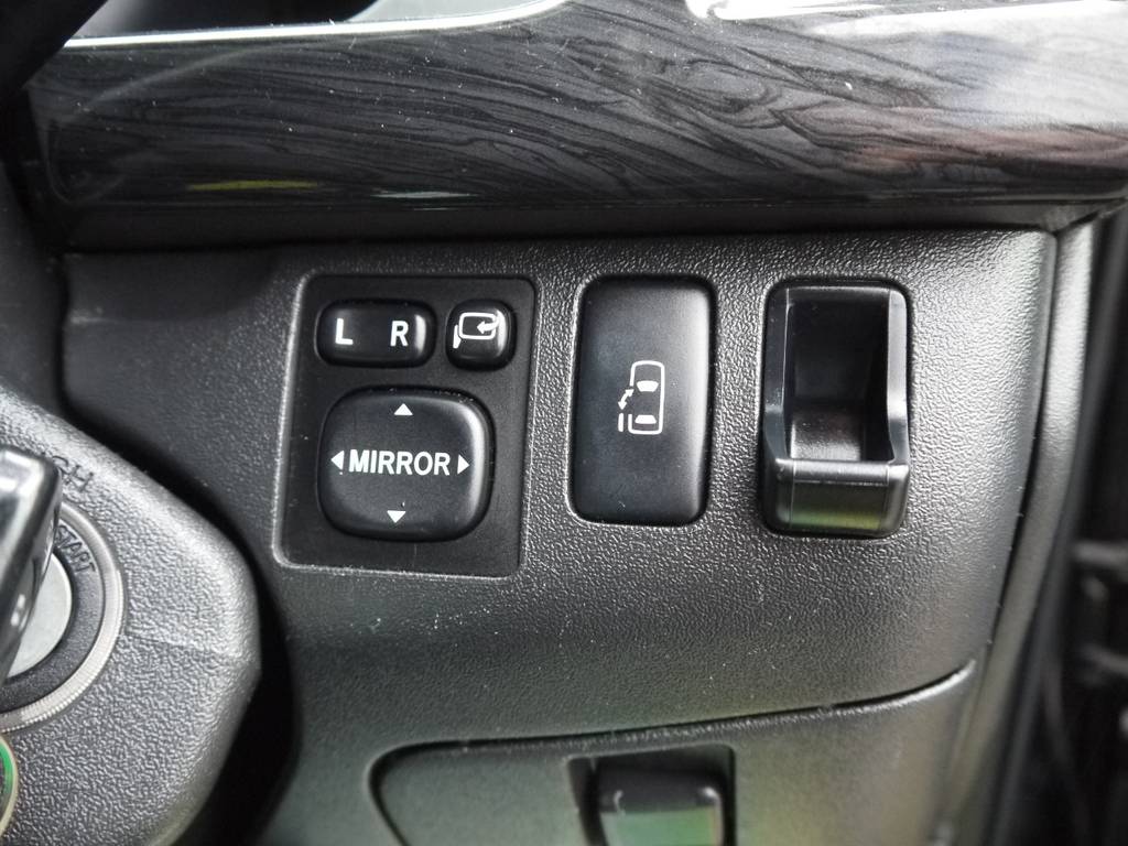 新車時メーカーオプションのＨＩＤヘッドライト・パワースライドドアも完備しております。