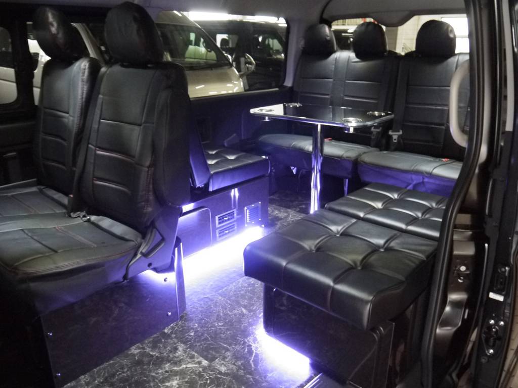 車内を豪華に演出するＬＥＤ間接照明・天井ダウンライト完備！