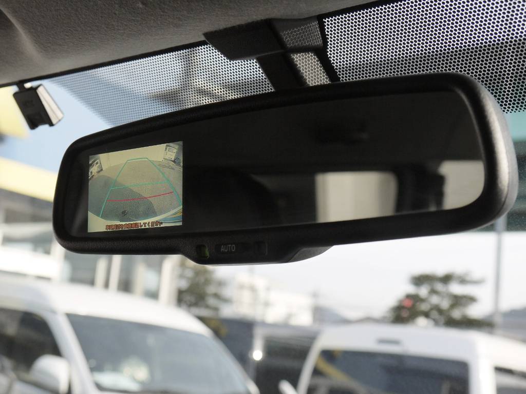 新車時メーカーオプションのバックカメラ内臓自動防眩ミラーも完備しております。