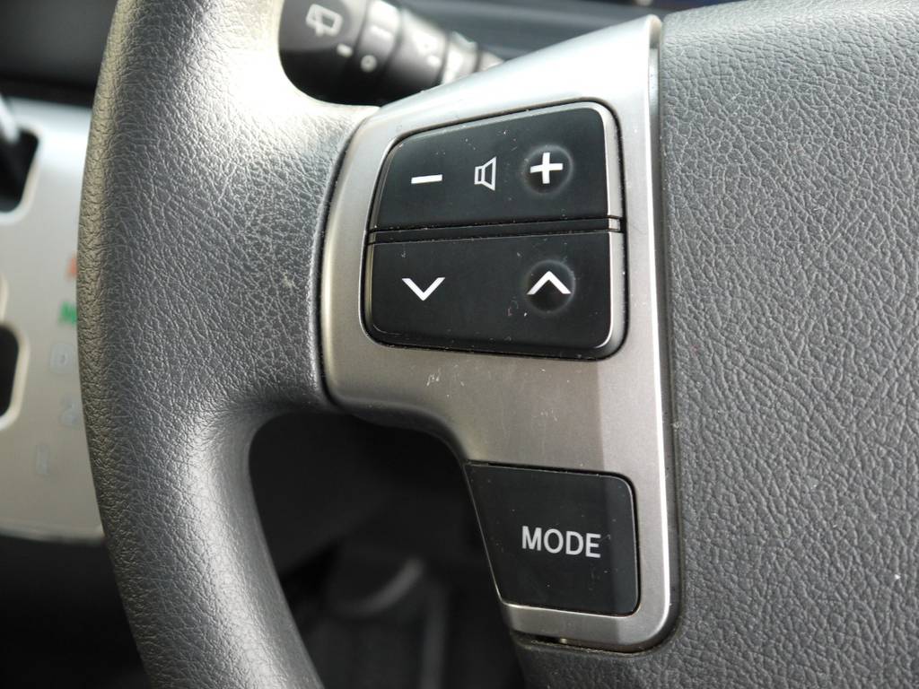 新車時メーカーオプションのステアリングスイッチも完備しております。