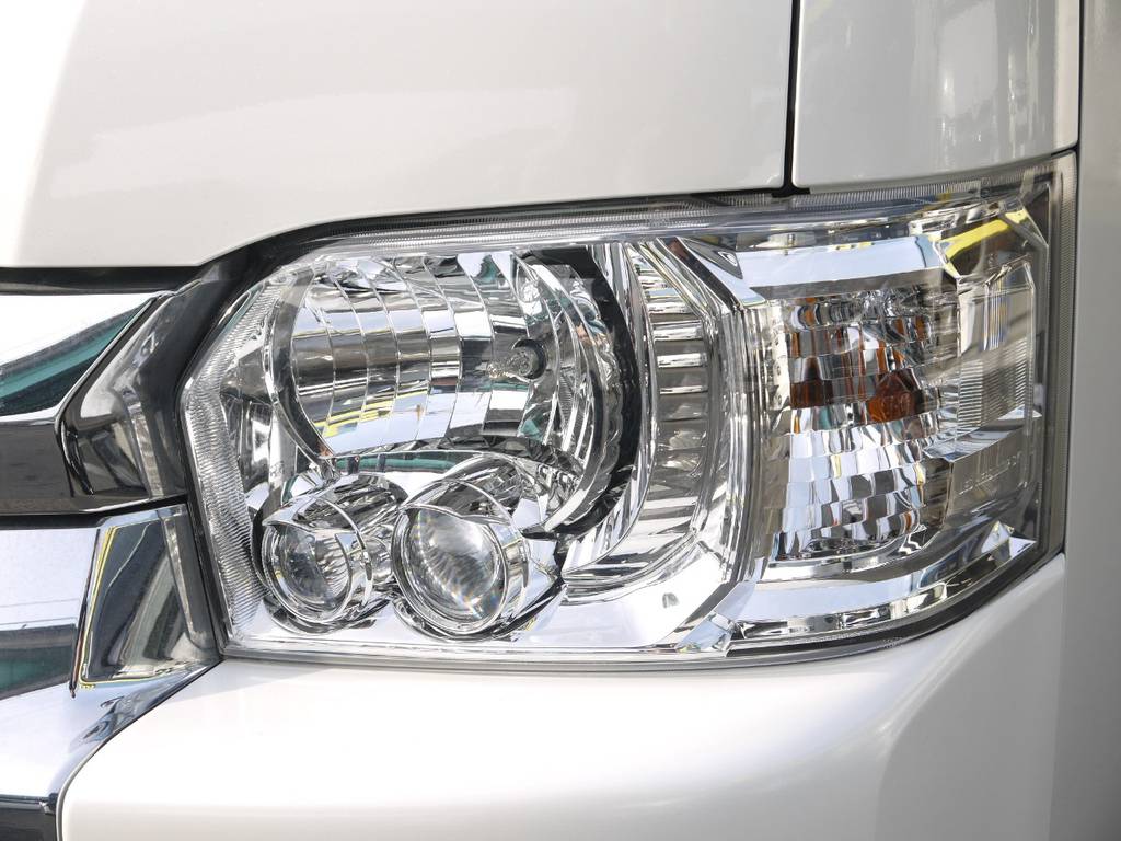 新車時メーカーオプションのＬＥＤヘッドライト完備。