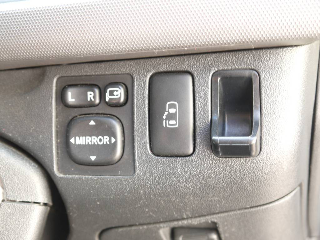 新車時メーカーオプションのパワースライドドア完備！