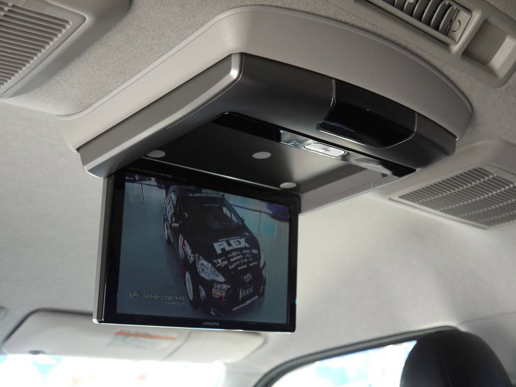 ＡＬＰＩＮＥフリップダウンモニター！車内でＤＶＤ鑑賞も出来ますので長距離ドライブも快適ですね！