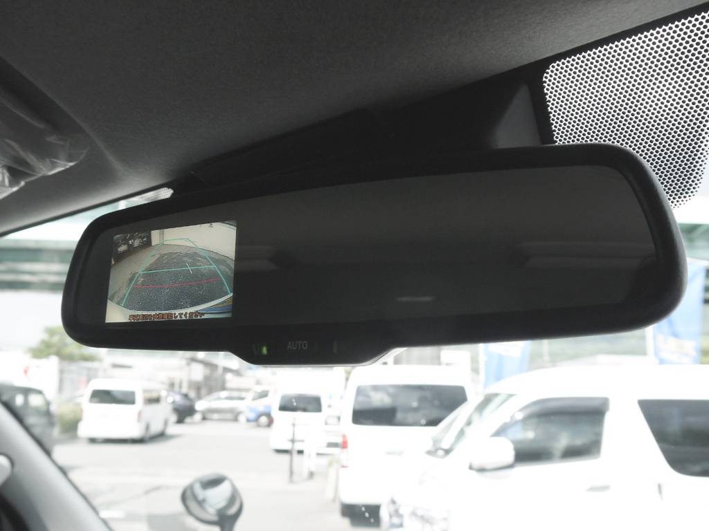 メーカーオプションのバックカメラ内臓自動防眩ミラーも完備しております。
