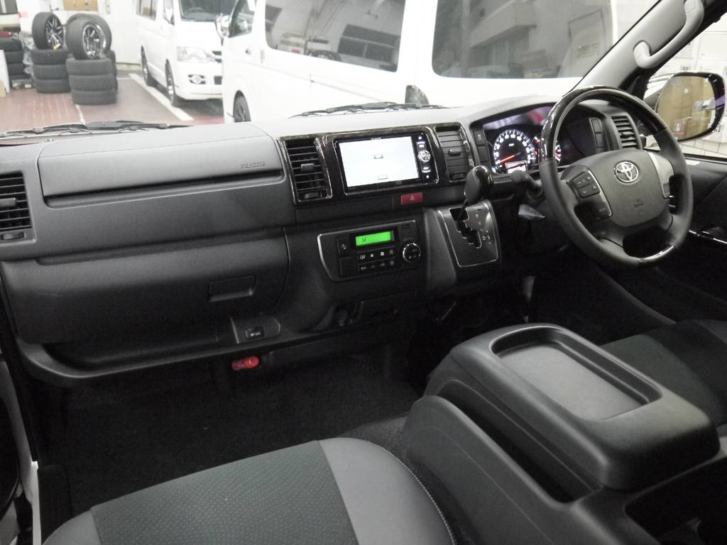 特別仕様車特別仕様車専用装備のマホガニー調コンビハンドル＆ステアリング・パネル！高級感のあるインパネ周りを演出。