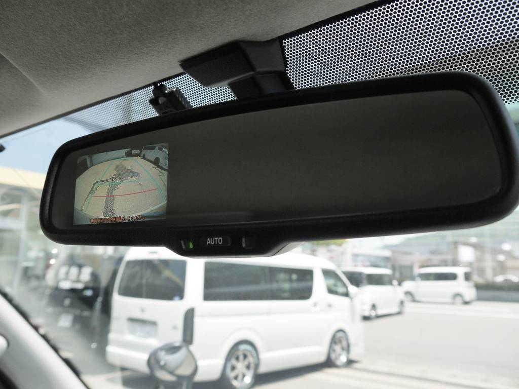 新車時メーカーオプションのバックカメラ内臓自動防眩ミラーも完備しております。