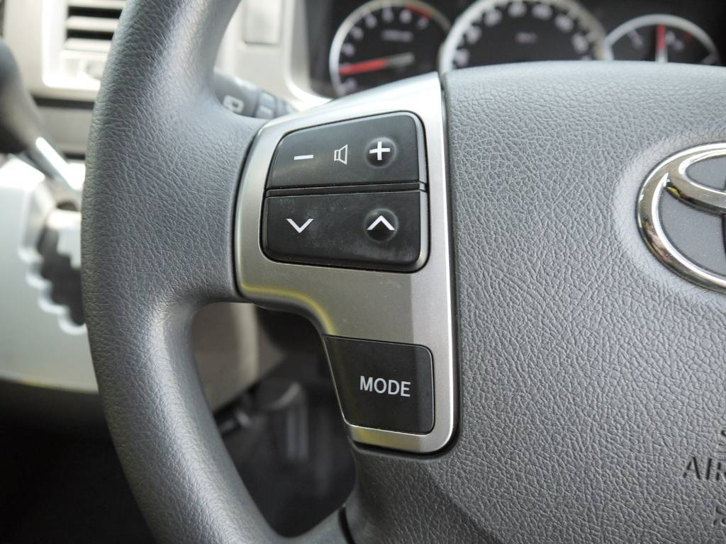 新車時メーカーオプションのステアリングスイッチも完備しております。