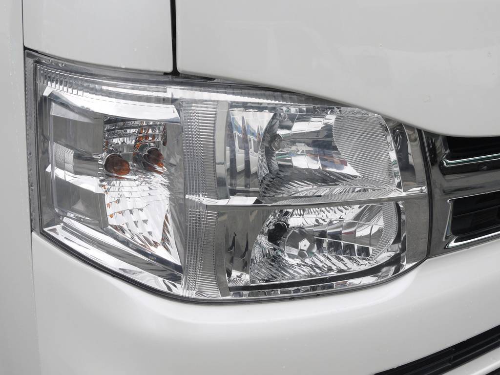 新車時メーカーオプションの純正ＨＩＤヘッドライトも完備しております！