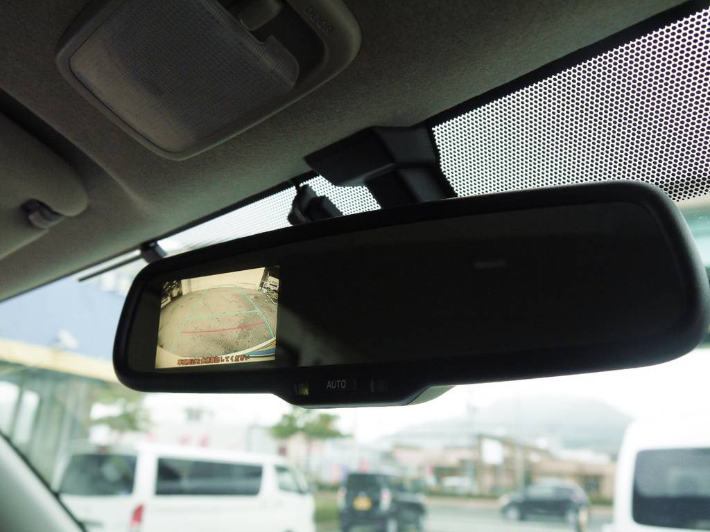 新車時メーカーオプションのバックカメラ内臓自動防眩ミラーも完備しております。