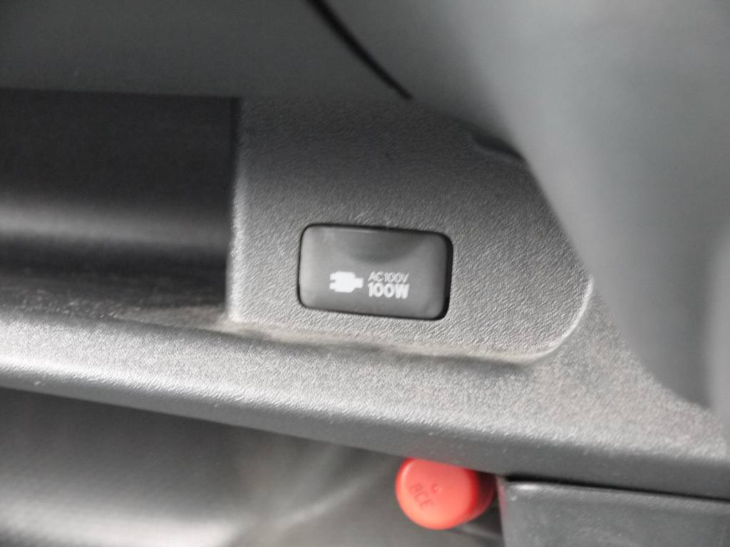 新車時メーカーオプションのＡＣ１００Ｖ電源も完備しております。