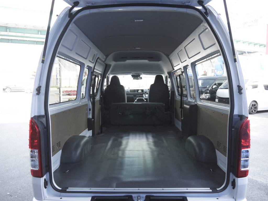 お仕事でのご利用はもちろん、トランポやキャンピング製作のベース車としてもおすすめの１台。