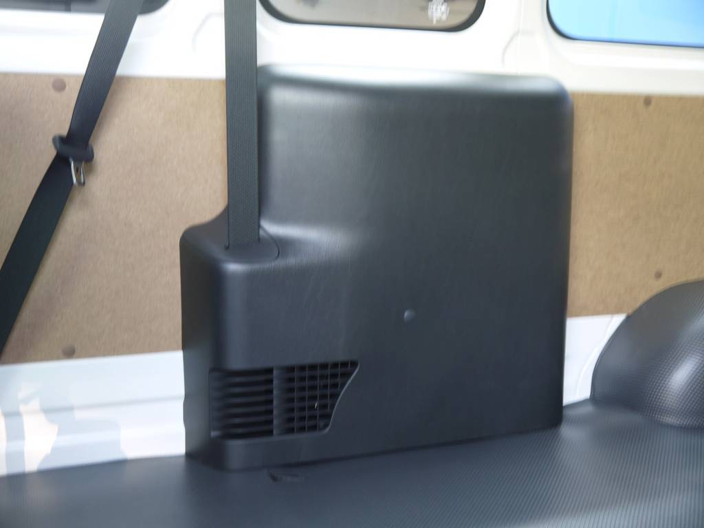 メーカーオプションのリアヒーターも完備しております。