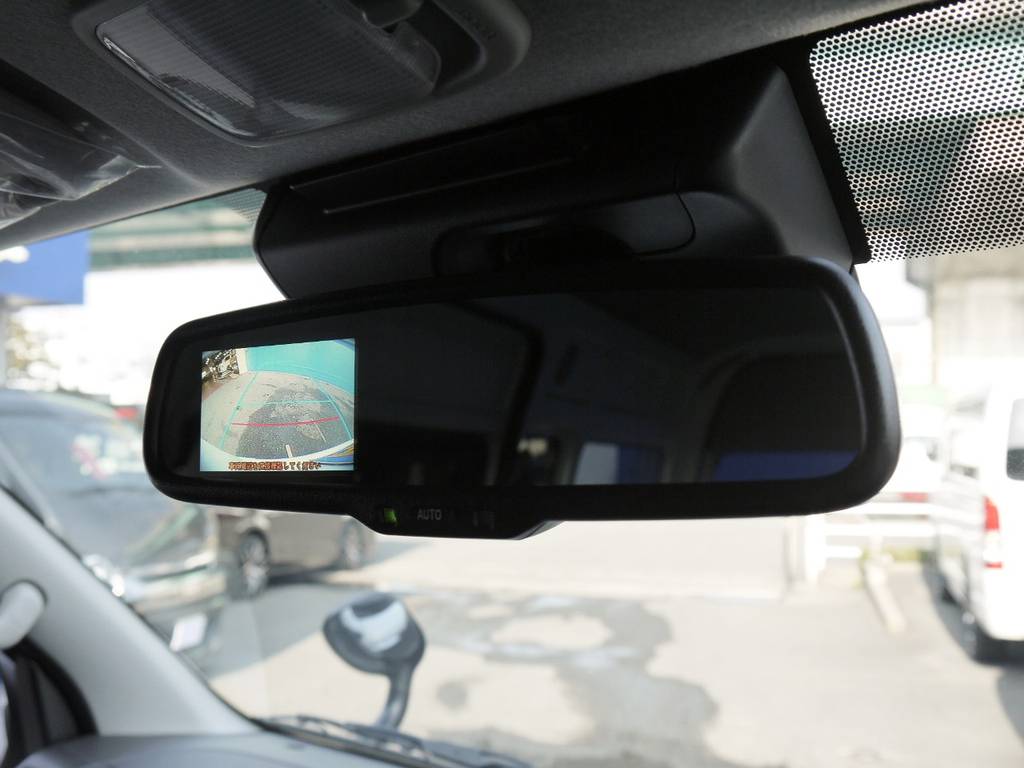 メーカーオプションのバックカメラ内臓自動防眩ミラーも完備しております。