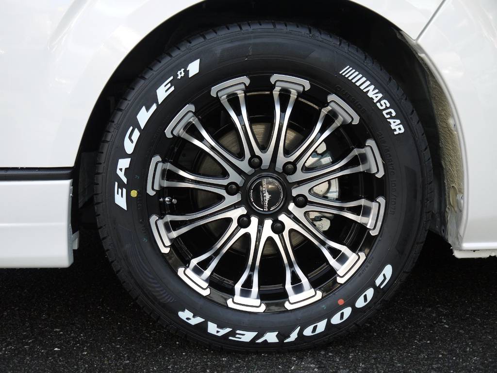 足元には、バトルシップ１７ｉｎｃｈＡＷ＆グッドイヤーナスカーホワイトレタータイヤをインストール！