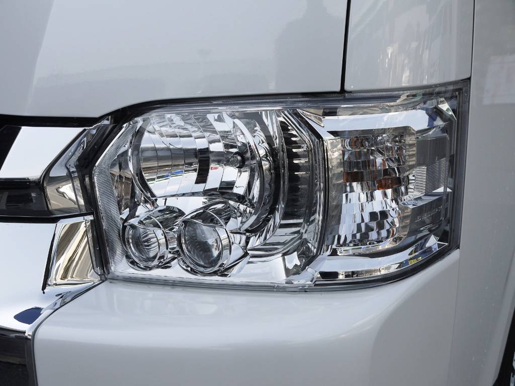 メーカーオプションのＬＥＤヘッドライトも完備。