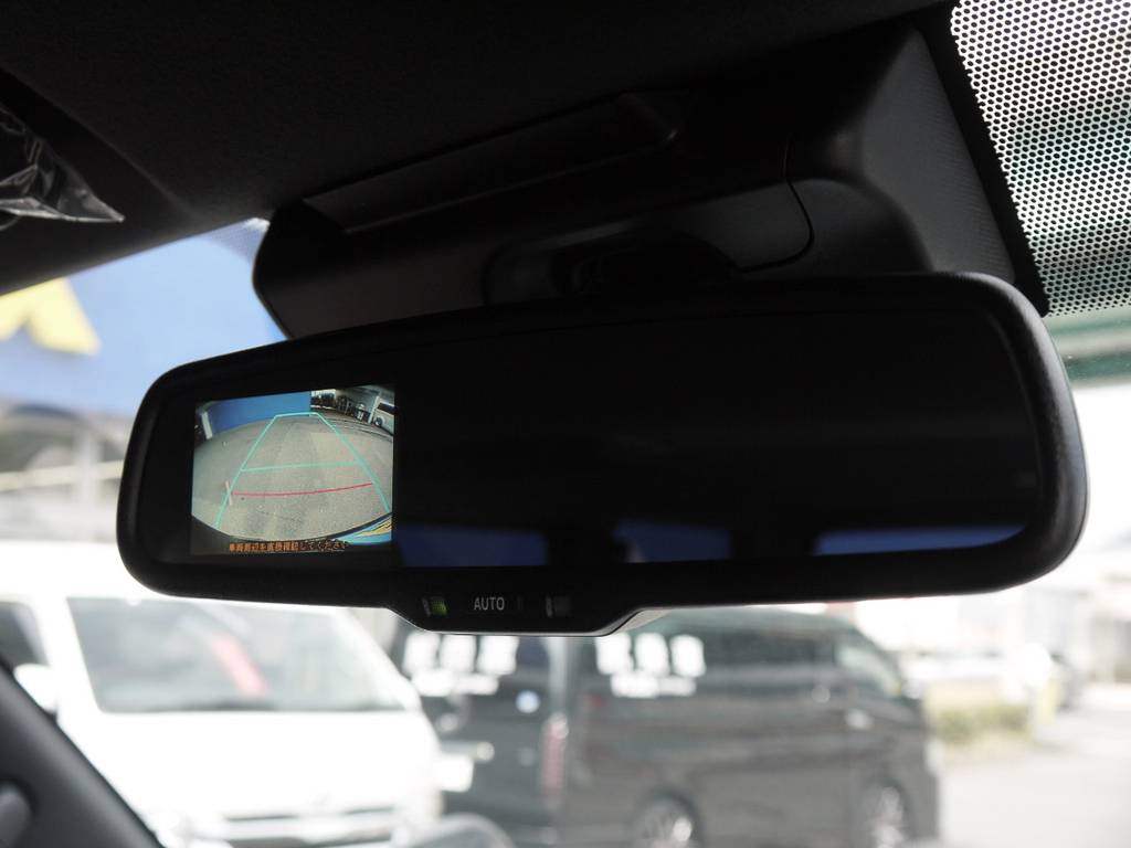 メーカーオプションのバックカメラ内臓自動防眩ミラーも完備しております。
