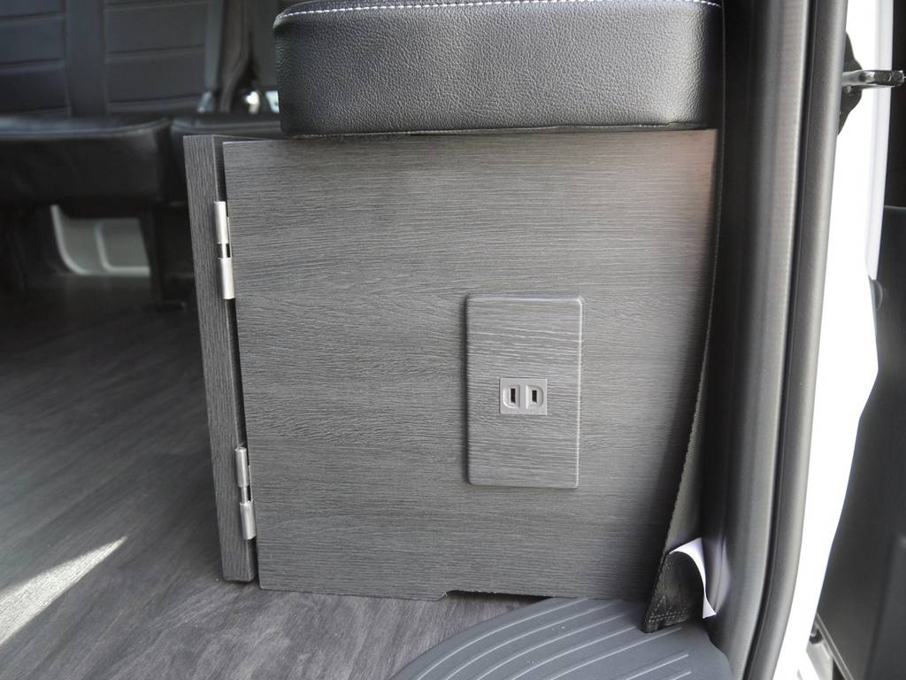 スライドドア後の家具には１００Ｖ電源も完備しております。