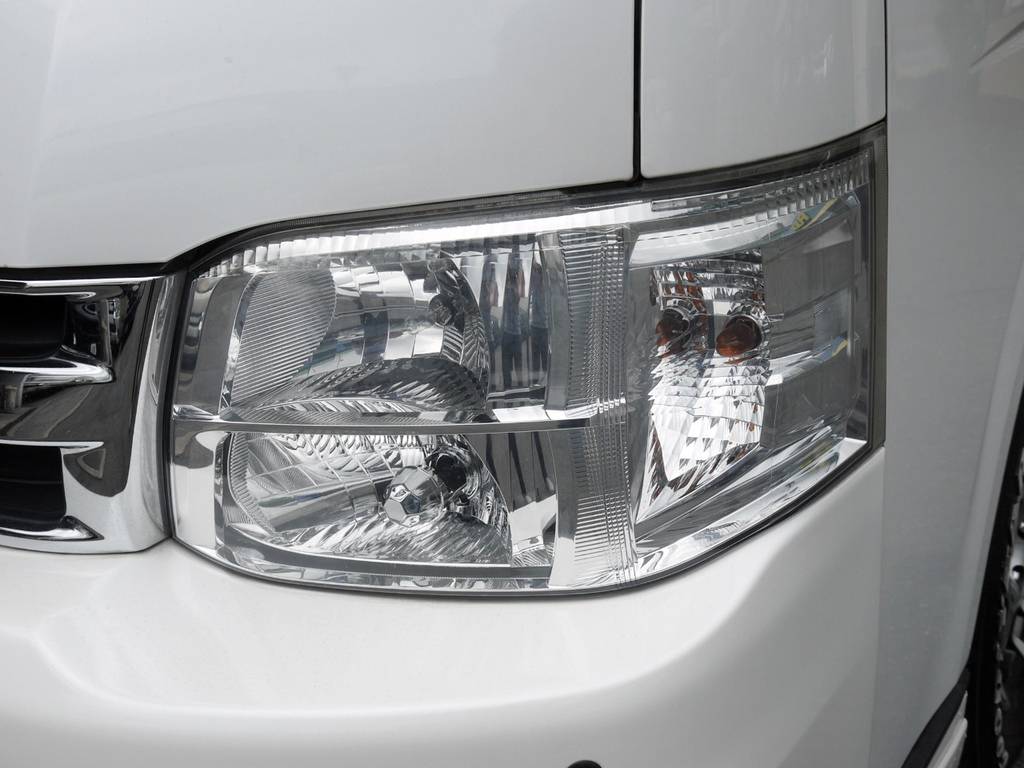 新車時メーカーオプションのＨＩＤヘッドライトも完備しております。