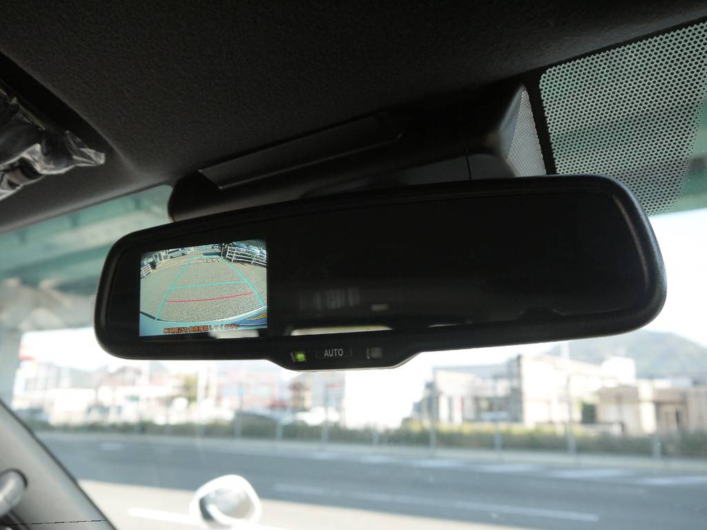 メーカーオプションのバックカメラ内臓自動防眩ミラーも完備。