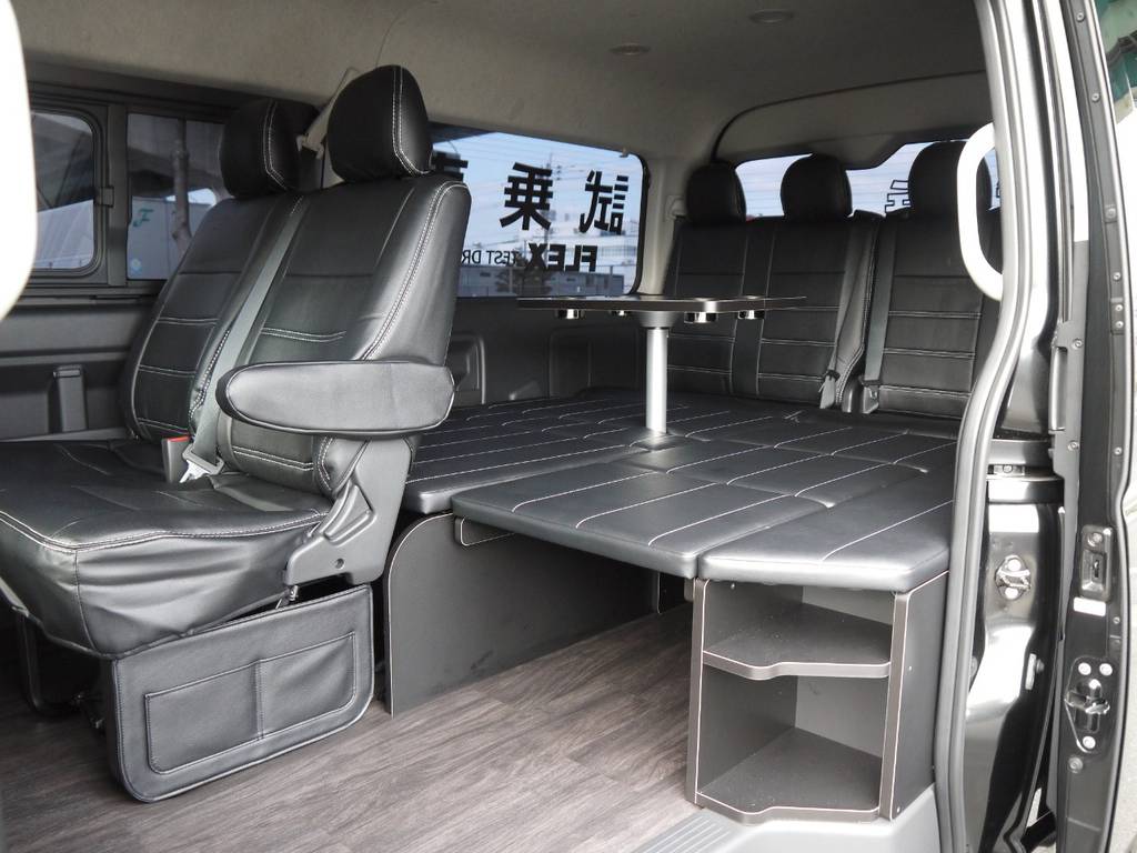 純正セカンドシート後部を有効活用。分割ベッドでサードシートやベッドに自在にアレンジ可能！