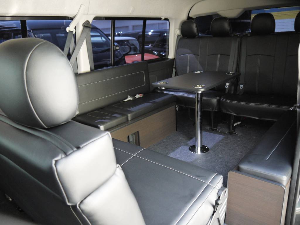 セカンドシートを対座モードに転回すれば、テーブルを囲んで車内でゆっくりお寛ぎいただけます。