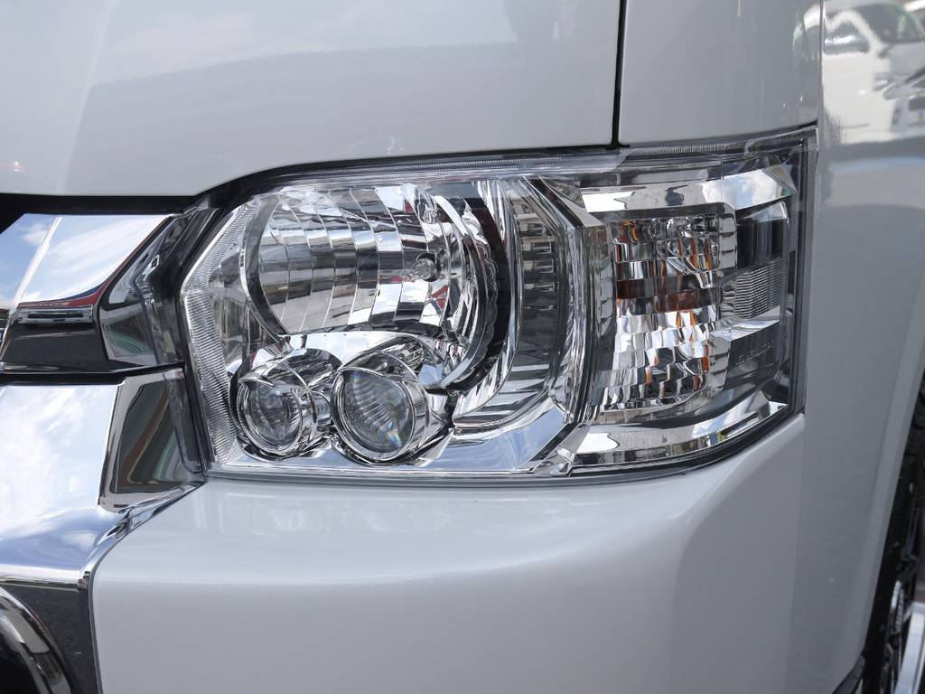 メーカーオプションのＬＥＤヘッドライトも完備しております。