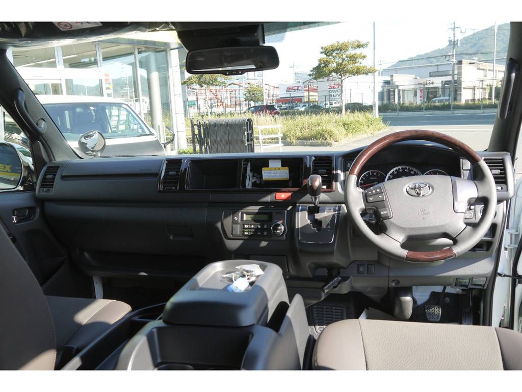 特別仕様車専用装備：茶木目マホガニーコンビハンドル＆シフトノブ・茶木目パネル！高級感のあるインパネ周りを演出。※画像先行ＵＰ、ナビ装着致します。