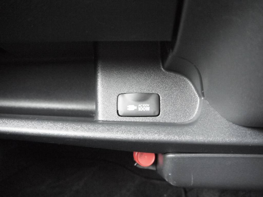 新車時メーカーオプションのＡＣ１００Ｖ電源・ＳＲＳエアバッグ・バックカメラ内臓自動防眩ミラーも完備！