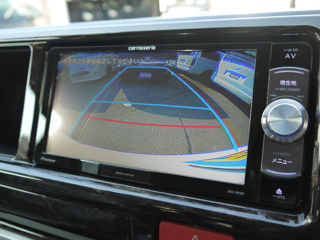 メーカーオプションのバックカメラ内臓防眩ミラーの他、バックカメラナビ連動施工済み！