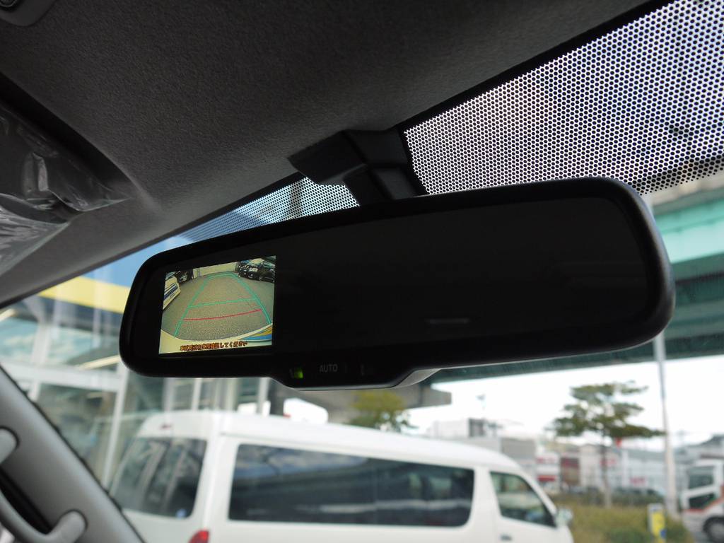 メーカーオプションのバックカメラ内臓自動防眩ミラーも完備しております。