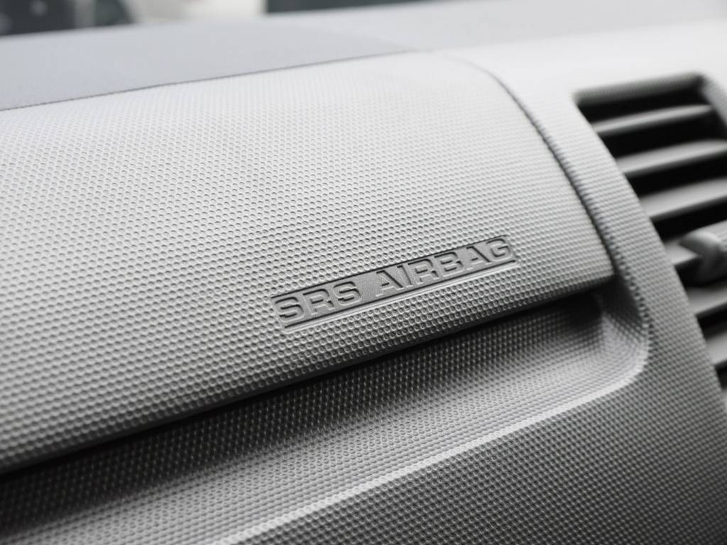 新車時メーカーオプションのＳＲＳエアバッグも完備！