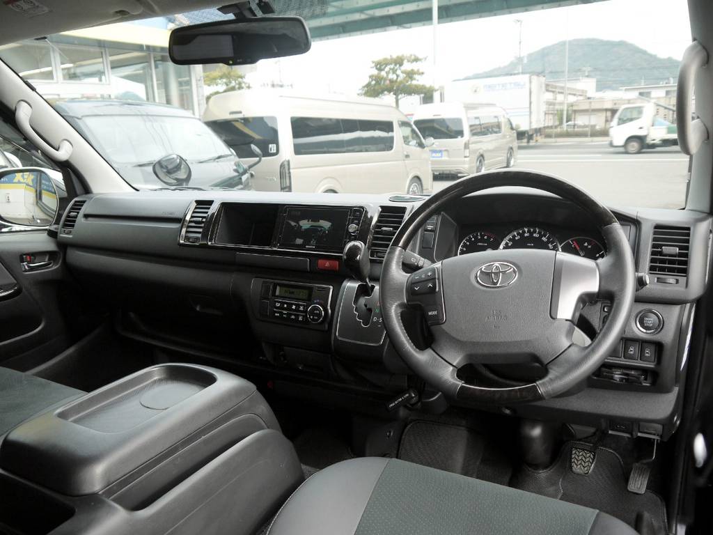 特別仕様車専用装備：マホガニー調コンビステアリング＆シフトノブ・マホガニー調パネル