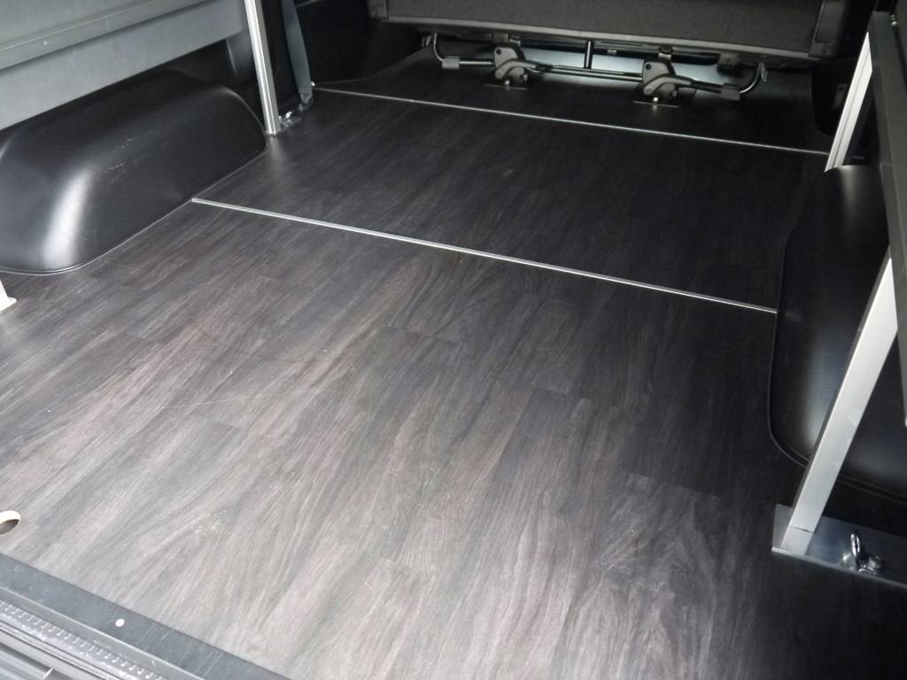 黒木目調フローリングキットも完備！見た目にも高級感がありお手入れも楽々です。