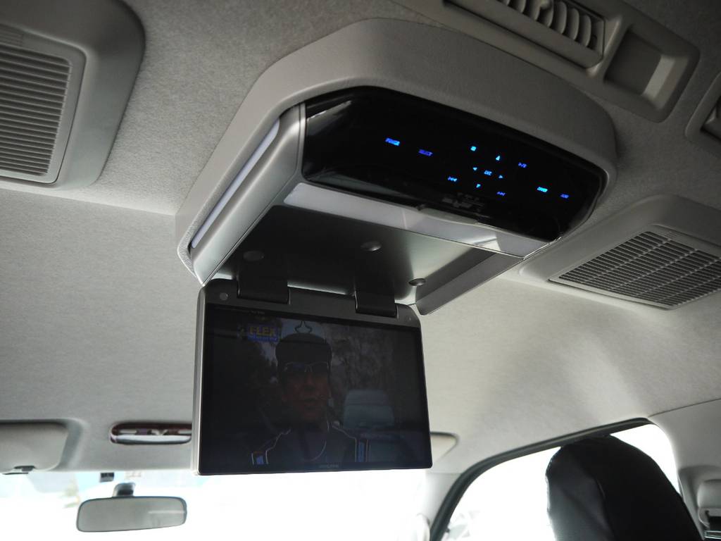 ＡＬＰＩＮＥ１０インチフリップダウンモニターも完備！後席でもＴＶやＤＶＤの閲覧ができますので長距離ドライブも快適です！