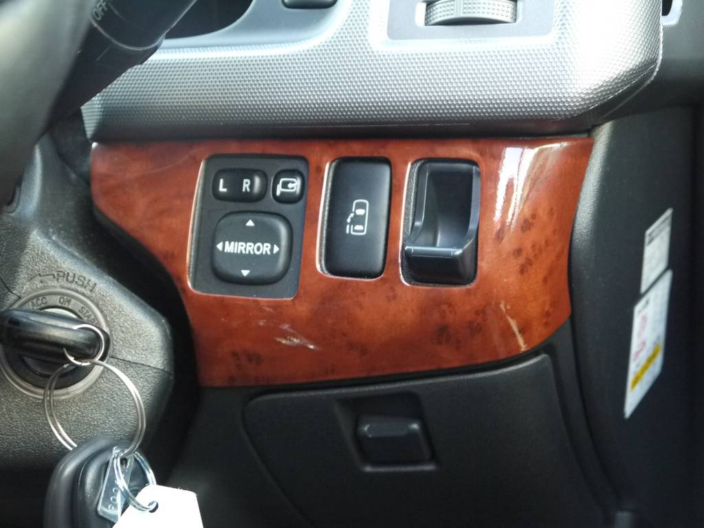 新車時メーカーオプションのパワースライドドア完備。