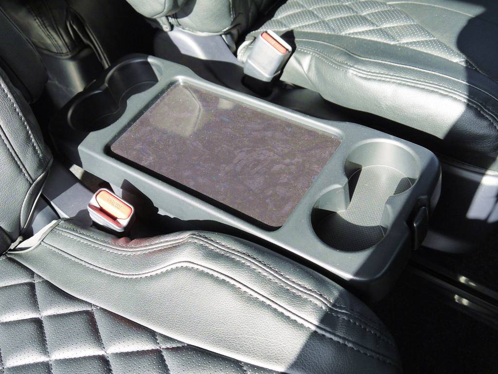 ２列目運転席側シートには折りたたみ式サイドテーブルを完備。