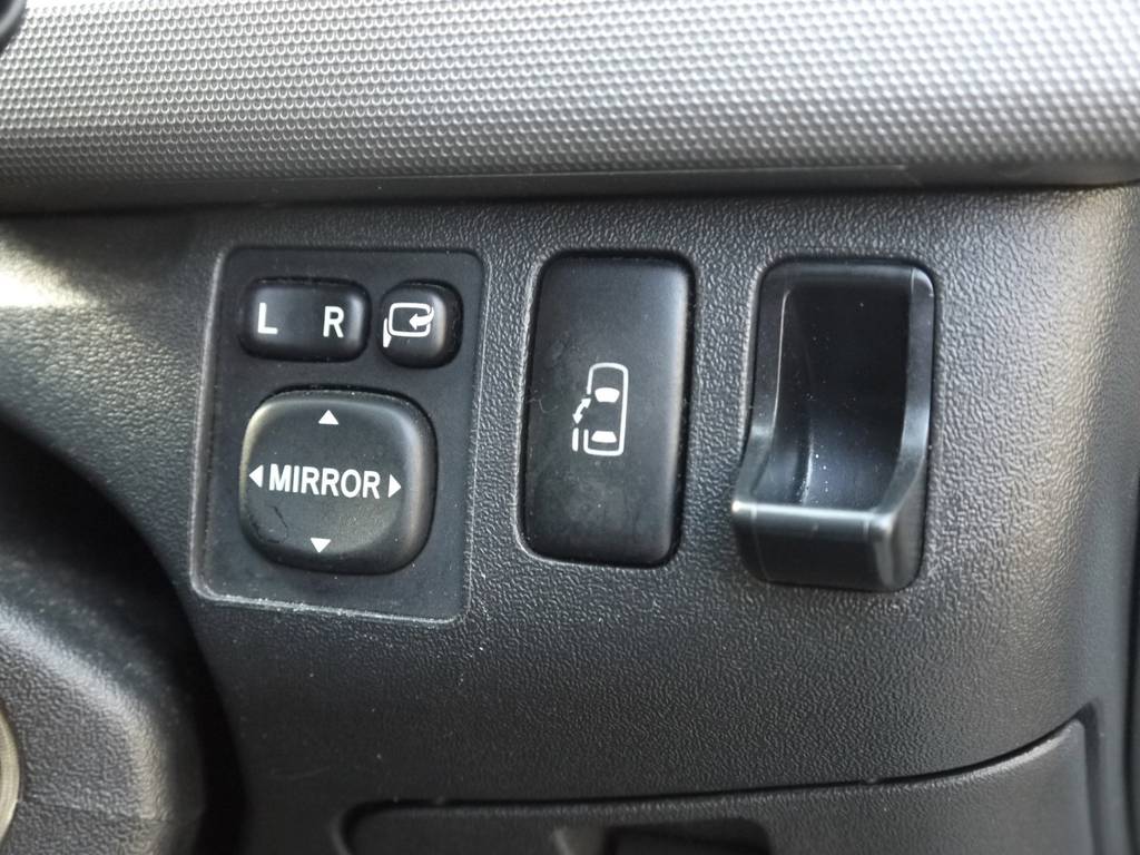 新車時メーカーオプションのパワースライドドア・純正ＨＩＤも完備！