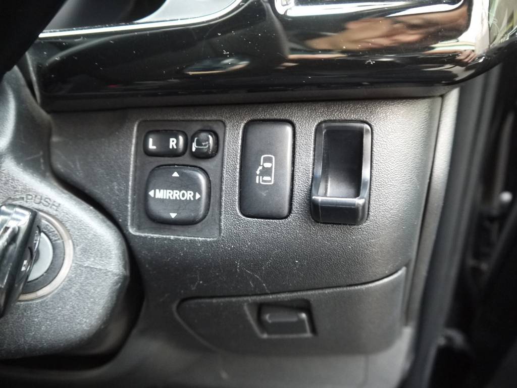 新車時メーカーオプションのパワースライドドア完備。